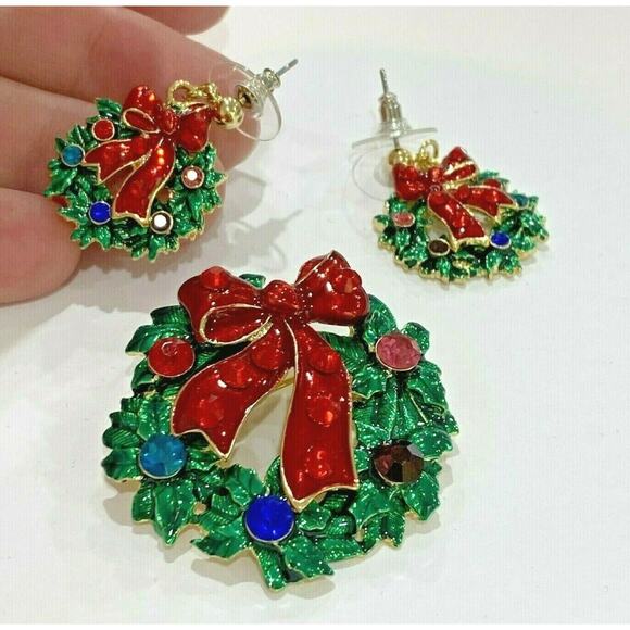 Christmas Jewelry Set Ornate Rhinestone Wreath Brooch Matching Pierced Earrings - Picture 2 of 4